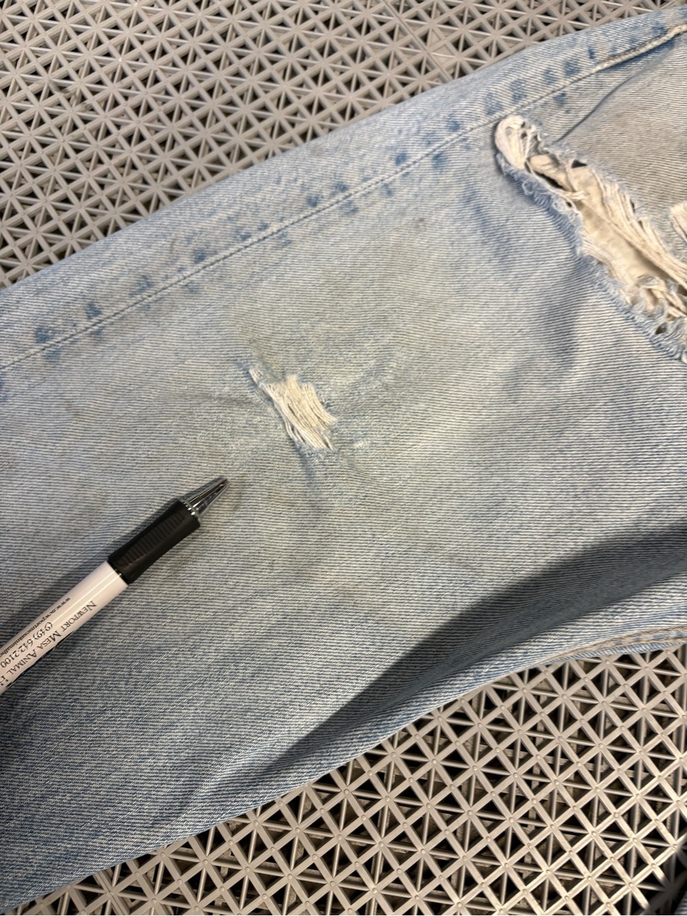 Vintage Levi's 501 Light Wash Distressed Button-Fly Blue Jeans Y2K - Picture 13 of 16